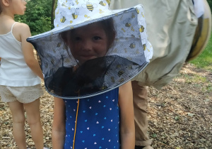 Dziewczynka w stroju pszczelarza