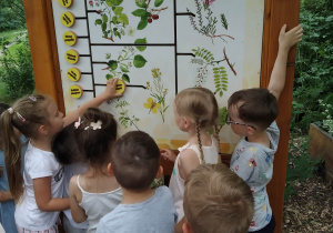 Dzieci przy tablicy edukacyjnej