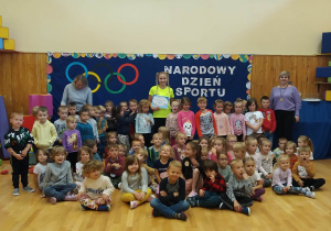 zdjęcie grupowe z panią Pauliną Zielińską - Szkółka Pływacka "Meduzaa"