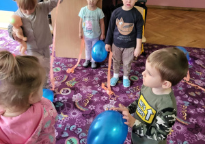 zabawa z balonami