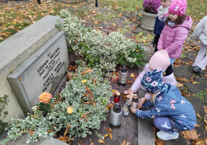 "Pszczółki" odwiedziły grób Anieli "Nelly" i Stefana Hellwigów