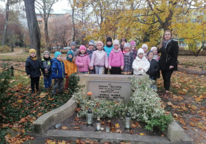 "Pszczółki" odwiedziły grób Anieli "Nelly" i Stefana Hellwigów