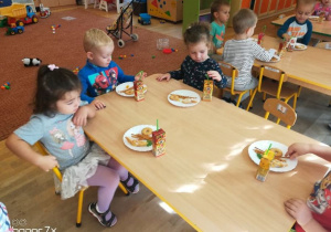 Przedszkolaki jedzą pyszny poczęstunek