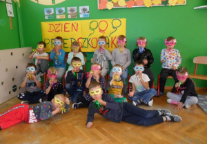 Dzieci pozują do zdjęcia w maskach