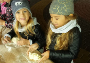 Dziewczynki ugniatają ciasto