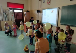 Dzieci trzymają balony