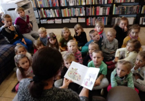 Dzieci słuchają czytanej bajeczki