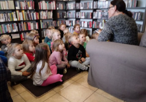 Pani bibliotekarka czyta dzieciom bajeczkę