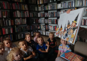 Dzieci oglądają ilustracje w książce