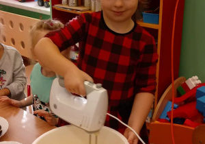 Dziewczynka miksuje ciasto