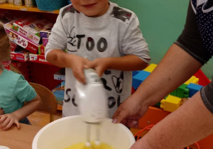 Chłopiec miksuje ciasto