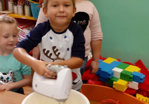 Chłopiec miksuje ciasto