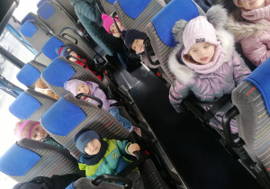 Dzieci w autobusie