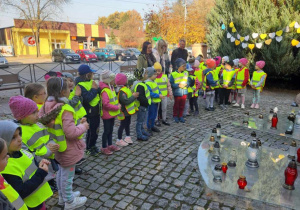 Dzieci śpiewają Barkę pod pomnikiem Jana Pawła II