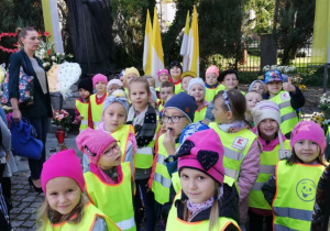 Dzieci pod pomnikiem Jana Pawła II