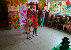 Chłopiec i dziewczynka biorą udział w konkursie