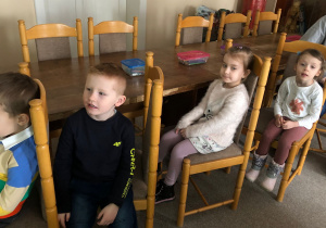 Dzieci przy stolikach