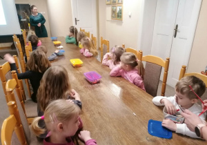 Dzieci przy stolikach