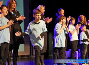 Niebieskie serce dla autyzmu - występ teatru "Rodzice-Dzieciom"