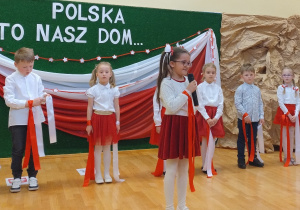 Dziewczynka recytuje wiersz o Polsce