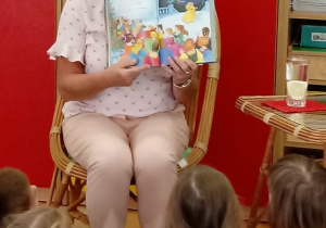 Babcia Basia czyta dzieciom bajeczkę
