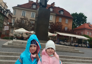 Dziewczyny w stolicy przed pomnikiem Jana Kilińskiego