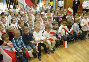 Dzieci trzymają flagę Polski