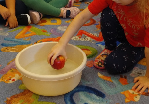 Marcelinka sprawdza czy jabłko pływa, czy tonie