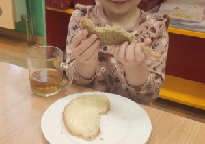 Dziewczynka z kromką chleba