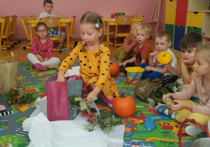 Dziewczynka prezentuje dary jesieni