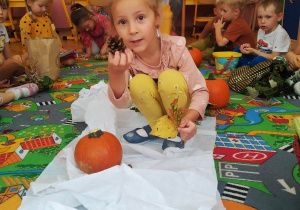 Dziewczynka prezentuje dary jesieni