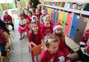 Przedszkolaki ubrane w czerwone kolory