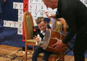 Chłopiec głośno gra na instrumencie