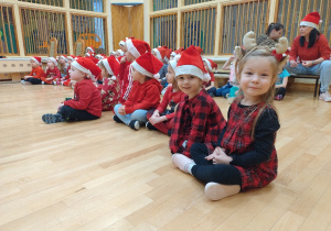 Przedszkolaki w czerwonych czapkach