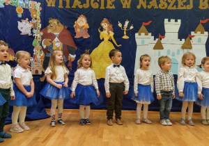 Hymn przedszkolaka odśpiewany przez grupę maluszków