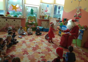 Mikołaj rozdaje prezenty