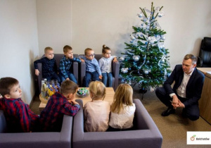 Dzieci rozmawiają z panem wiceprezydentem