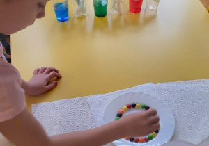 Eksperyment z kolorowymi cukierkami