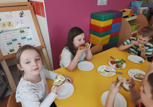 Dzieci jedzą zdrowe, kolorowe kanapki
