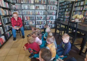 Słuchamy opowiadania czytanego przez panią z biblioteki