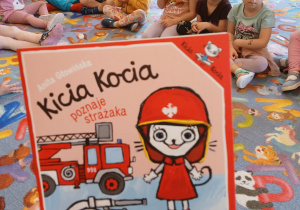 Kicia Kocia poznaje strażaka