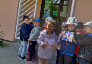 Przed biblioteką