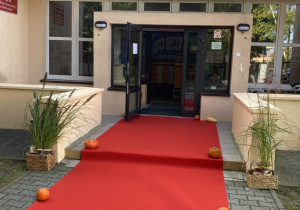 Czerwony dywan przed wejściem do przedszkola